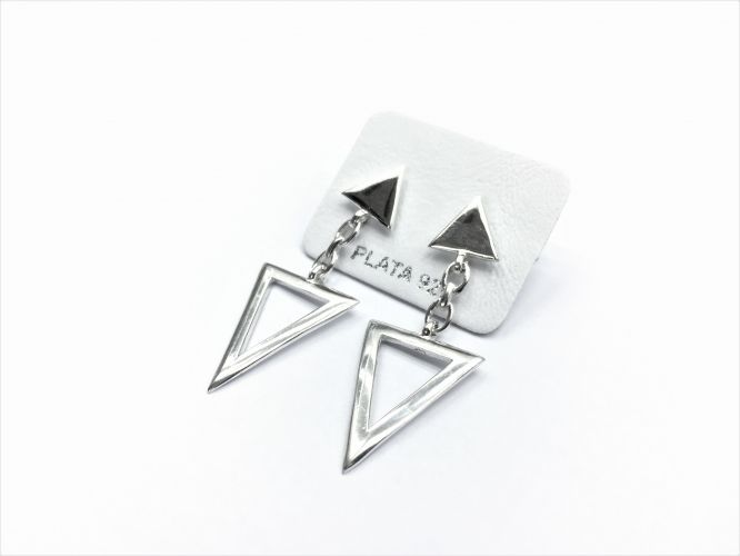 <p>Aros De Plata Triangulo Colgante</p>
