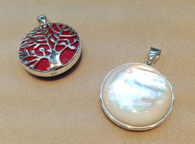 <p>
	Dijes de Plata y Piedras</p>

