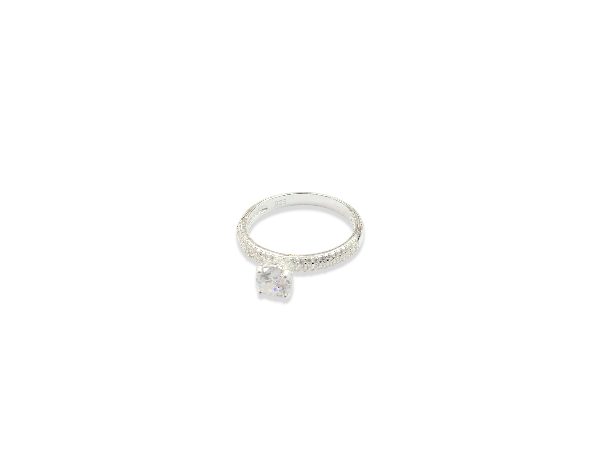 <p>Anillo Cintillo Pavé en Plata</p>

<p>con Cubics en el Centro</p>
