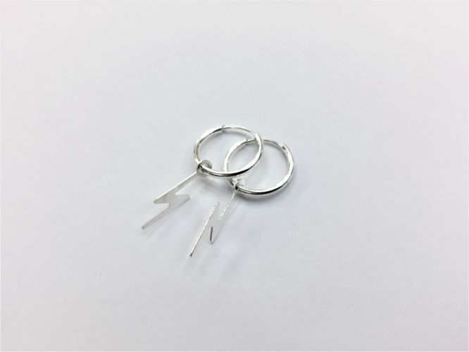 <p>Aros De Plata Argolla Con Rayo</p>
