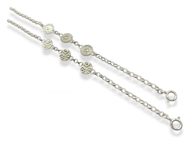 <p>Pulsera Rolito de Plata con 3 Dijes</p>
