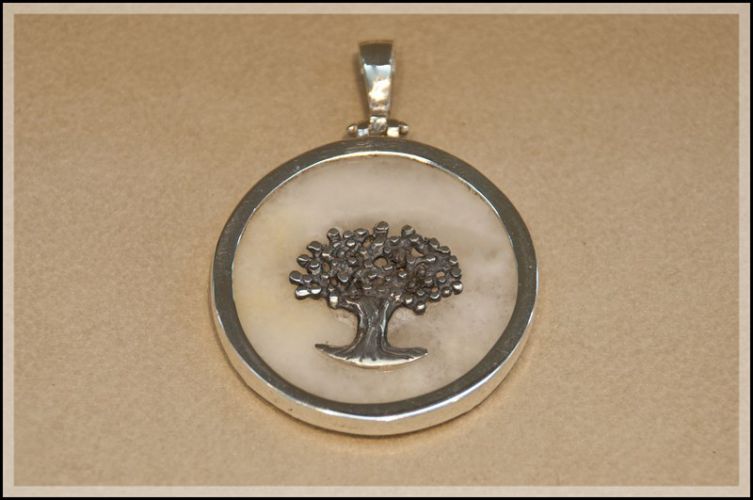 <p>
	Dijes Plata y Piedra</p>
