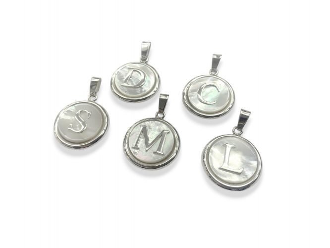 <p>Medalla de Plata Inicial con Nacar Medianas</p>
