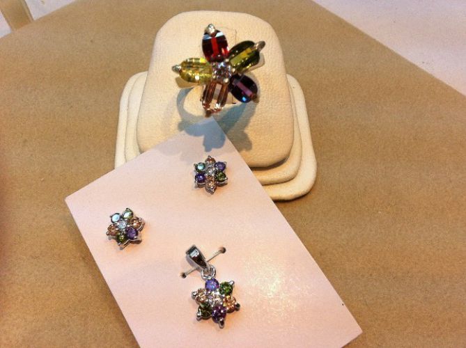<p>
	Plata con Piedras</p>
