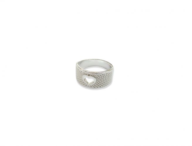<p>Anillo Cinta Mediana con</p>

<p>Corazón Calado en Plata</p>
