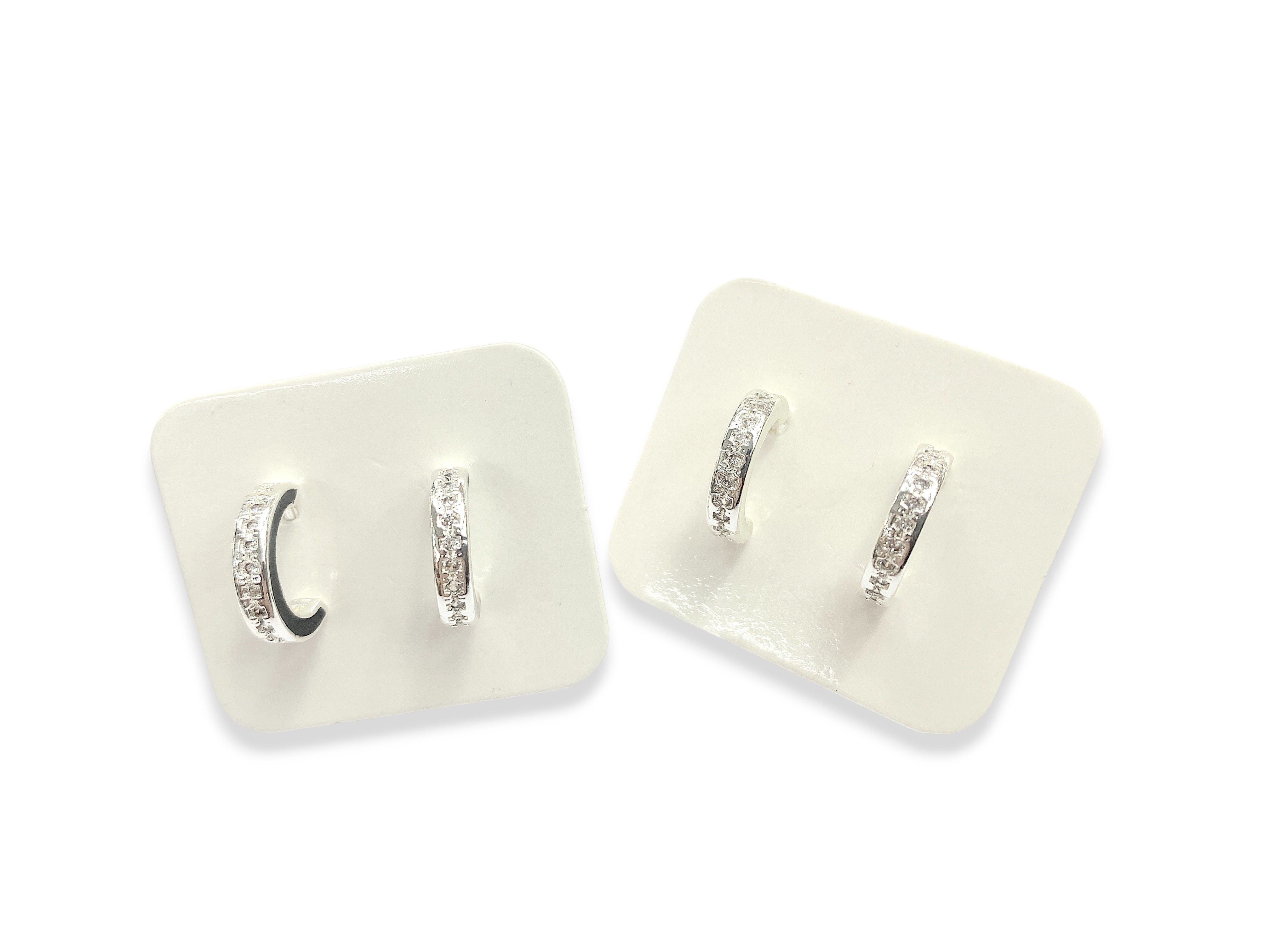 <p>Media argolla de acero blanco con</p>

<p>bordes en blanco y negro con Cubic</p>
