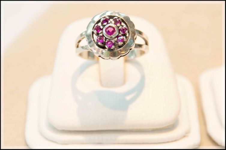 <p>
	Anillo de Plata y Oro con Piedras</p>
