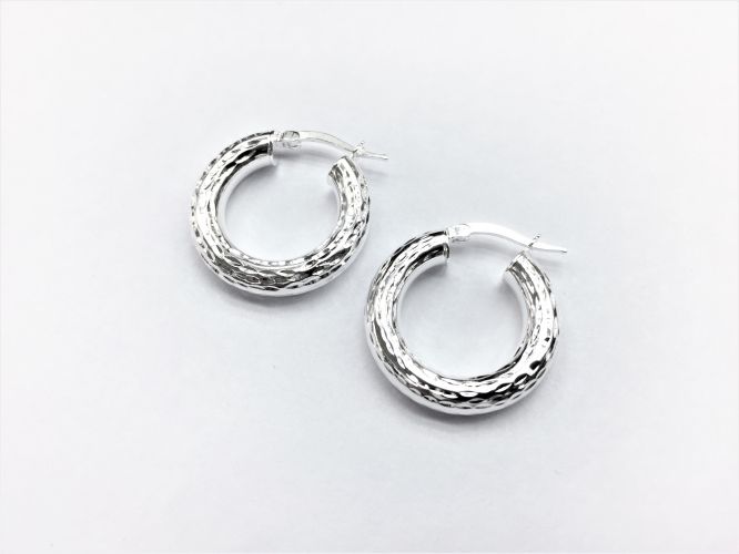 <p>Aros De Plata Argolla Facetada Gruesa</p>
