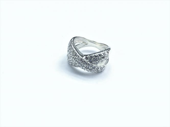 <p>Anillo de Plata Cruzado Con Cubics</p>
