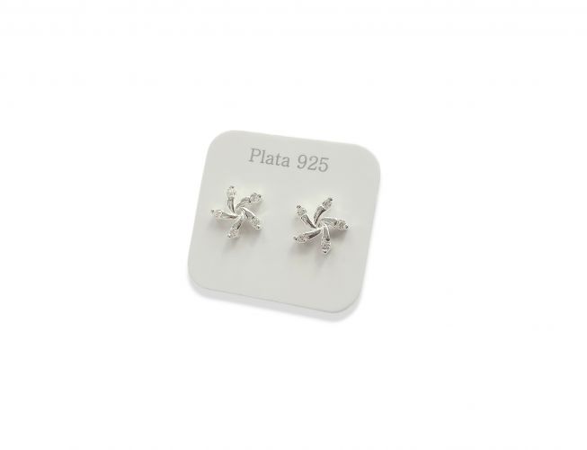 <p>Aro de Plata Tipo Flor con Cubics</p>
