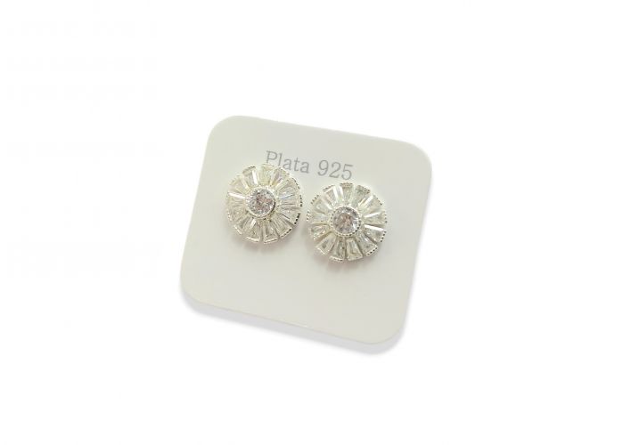 <p>Aro Redondo de Plata con Cubics</p>
