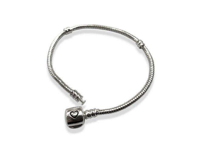 <p>Pulsera de Acero Blanco con</p>

<p>Cierre Adornado con un Corazón</p>
