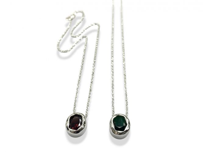 <p>Cadena de Acero Blanco con</p>

<p>Dije Pasante Rojo y/o Verde</p>
