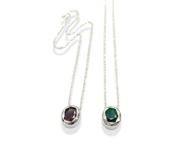 <p>Cadena de Acero Blanco con</p>

<p>Dije Pasante Rojo y/o Verde</p>
