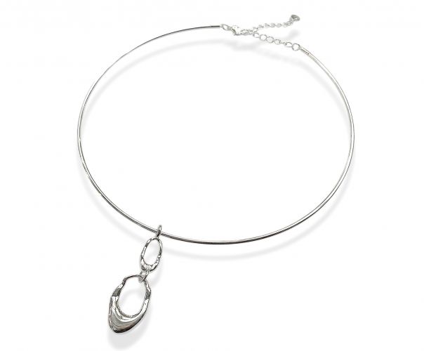 <p>Collar Rígido de Acero Blanco</p>

<p>con Dije Colgando</p>
