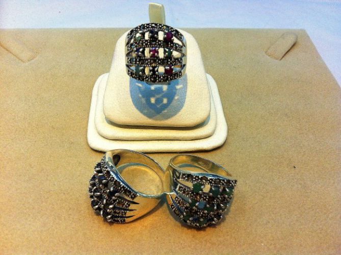 <p>
	Anillo Plata con Piedras</p>
