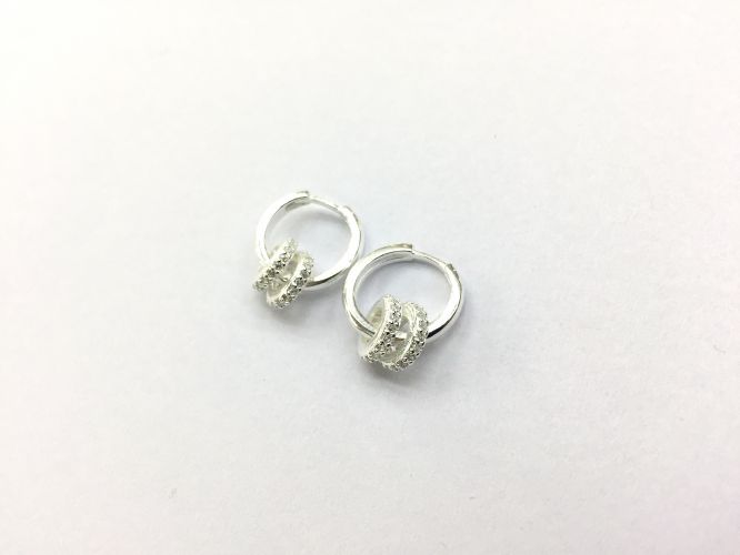 <p>Aros de Plata Doble</p>

<p>Arandela de Cubics</p>
