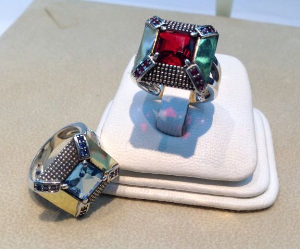 <p>Anillo de Plata y Oro con Piedra</p>
