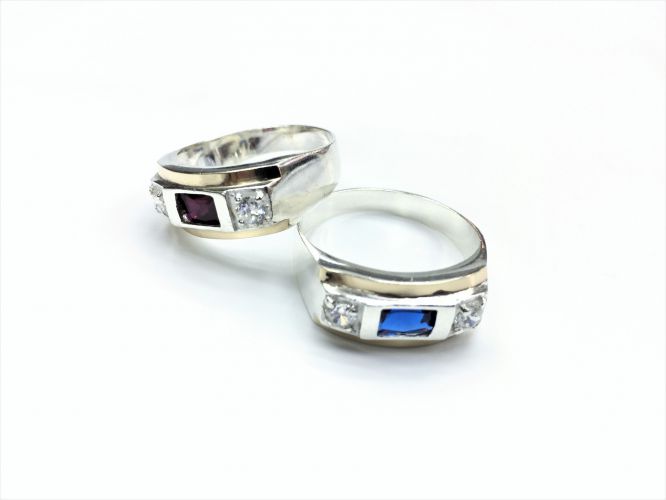 <p>Anillo De Plata Y Oro Con Piedra</p>

<p>En El Centro Rojo/Azul Unisex</p>
