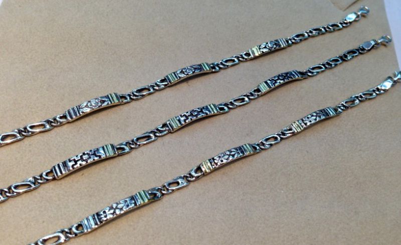 <p>
	Pulsera 3 Chapas, Diferentes Motivos</p>
