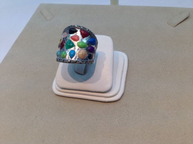 <p>
	Anillo de Plata con Piedras</p>
