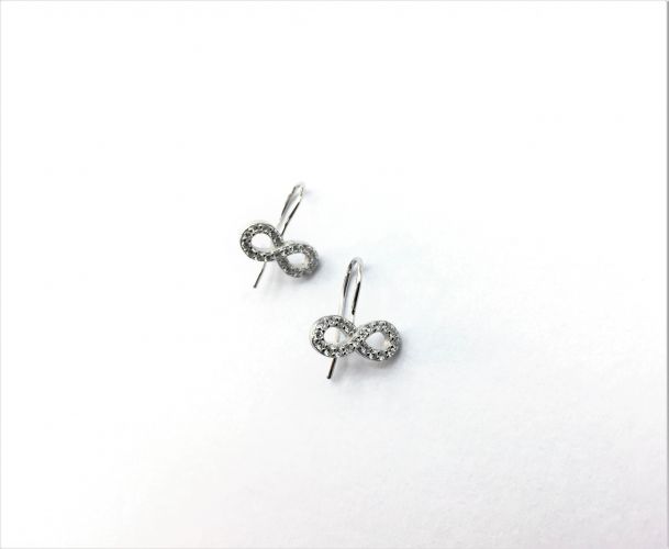 <p>Aros De Plata Infinito Con Cubics Colgantes</p>
