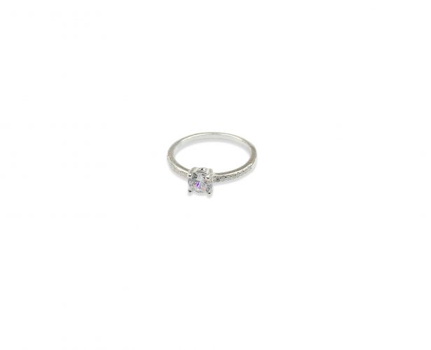 <p>Anillo Cintillo en Plata con Cubics </p>
