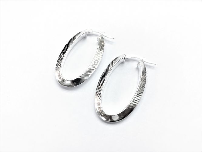 <p>Aros De Plata Argolla Facetada Oval Grande</p>
