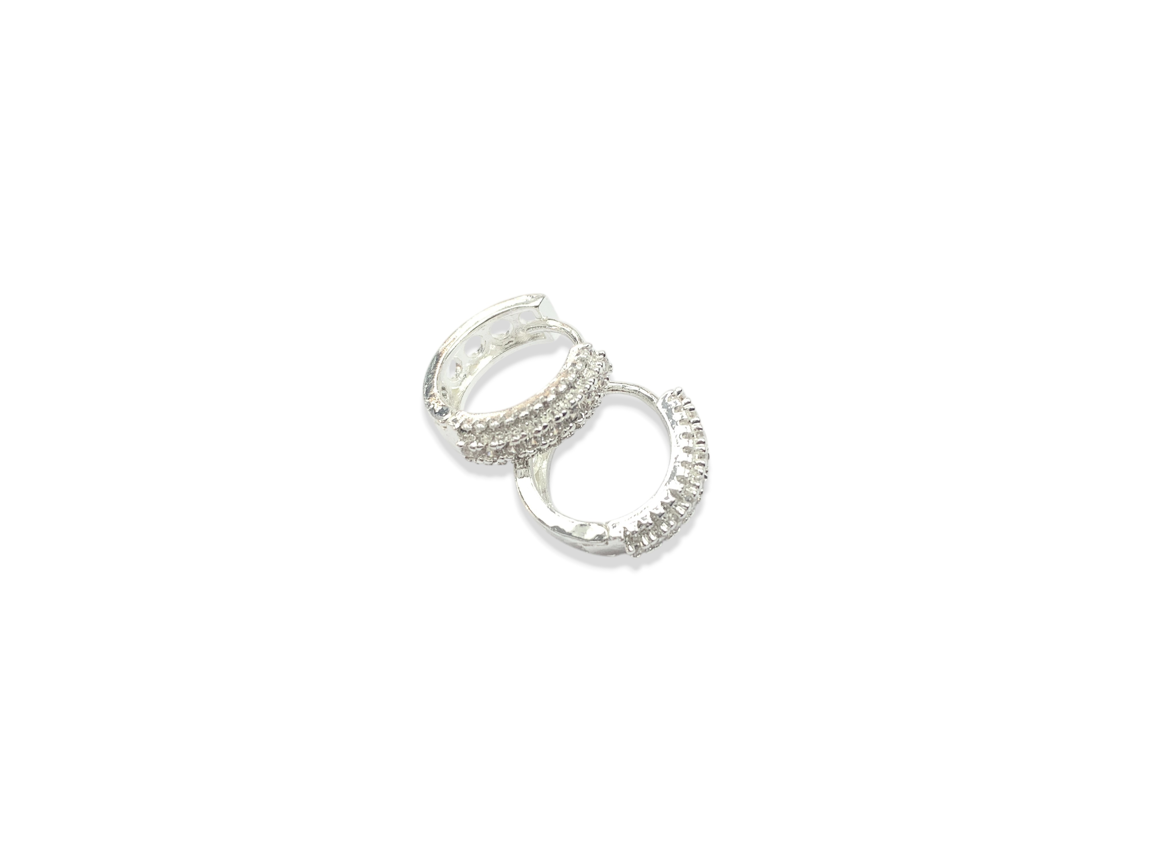 <p>Argolla Mediana de Acero Blanco</p>

<p>con Cubics Centro Blancos</p>
