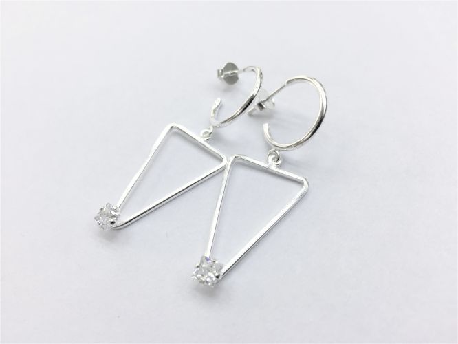 <p>Aros De Plata Media Argolla</p>

<p>Con Triangulo Colgante</p>

