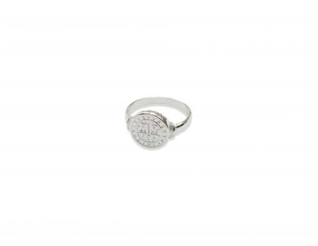<p>Anillo San Benito de Plata</p>
