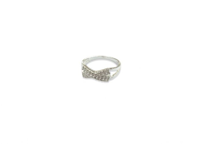 <p>Anillo de Plata Cruzado con Cubics</p>

