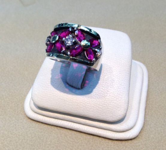 <p>Anillo de Plata y Oro con Piedras</p>
