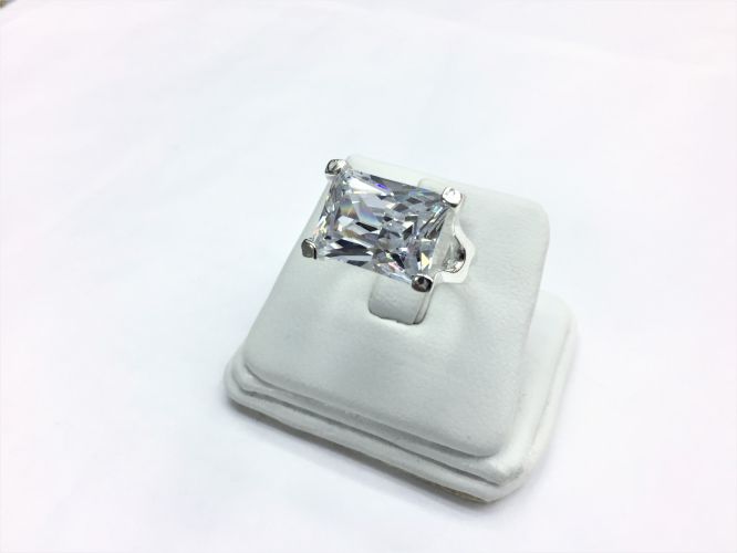 <p>Anillo de Plata Con Un Cubic Grande</p>

