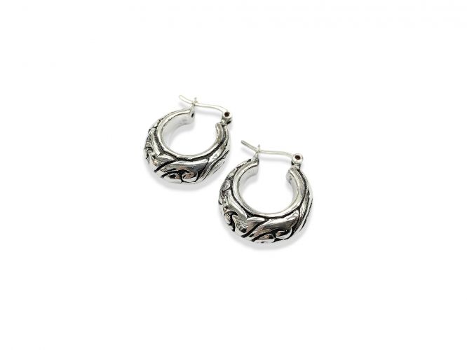 <p>Argollas Infladas de Plata Trabajadas</p>

