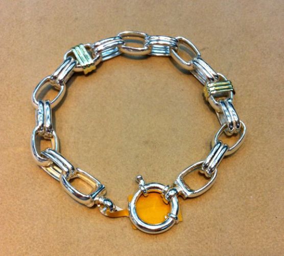 <p>
	Pulsera de Plata y Oro</p>
