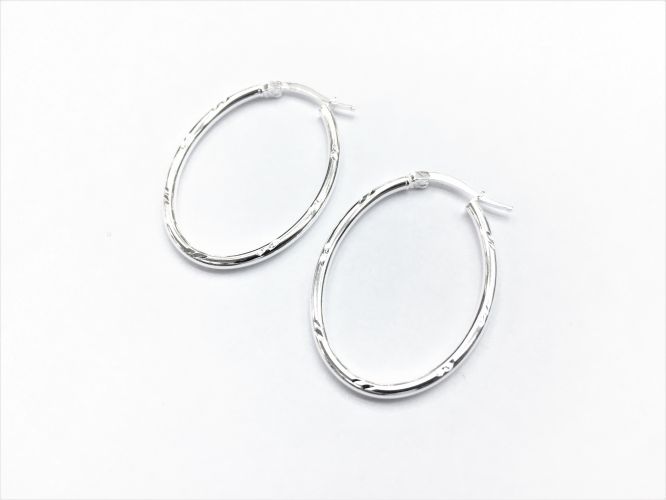 <p>Aros De Plata Argolla</p>

<p>Facetada Oval Grande Fino</p>
