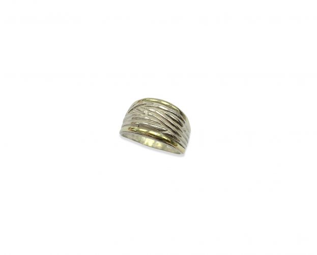 <p>Anillo de Plata y Oro Rayado</p>
