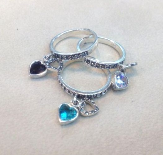 <p>
	Anillo de Plata y Piedras</p>
