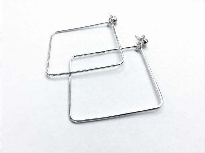 <p>Aros De Plata Rombos Con Bolita Grandes</p>

