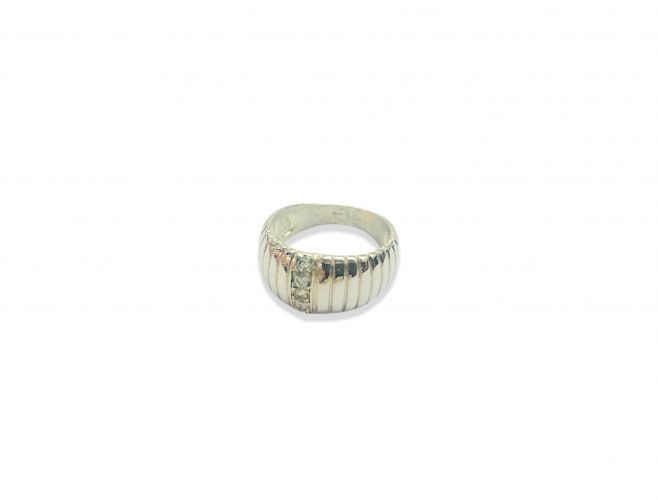 <p>Anillo de Plata Rayado con Cubic</p>
