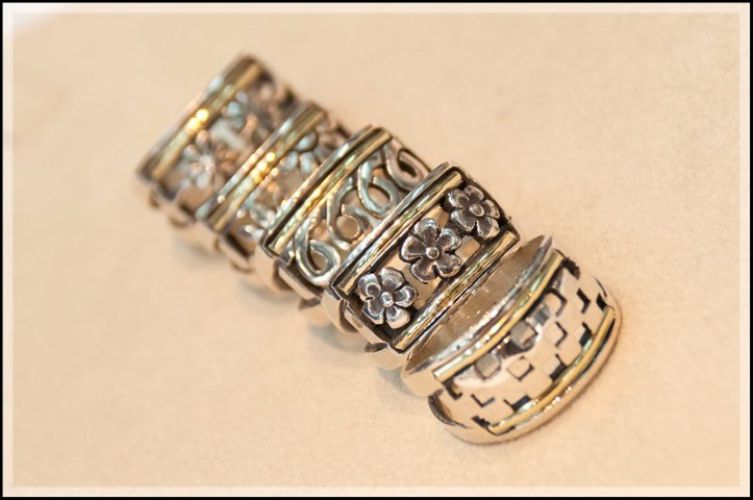 <p>Anillo Guarda Ancha Plata y Oro</p>
