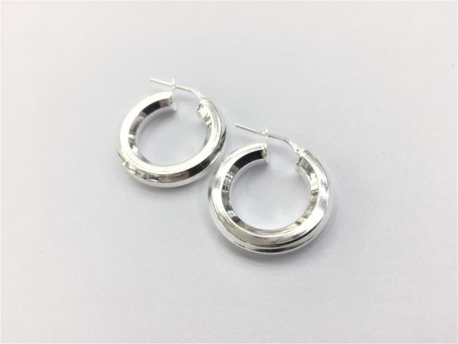 <p>Argollas de Plata Cierre Italiano</p>

<p>Grande Caño Redondo Borde Chato</p>
