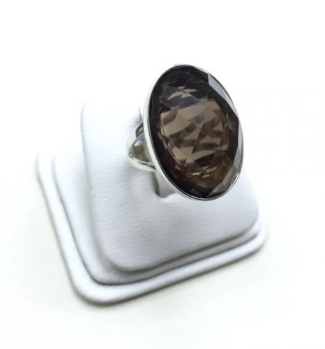 <p>Anillo de Plata con Piedra Grande Facetada</p>
