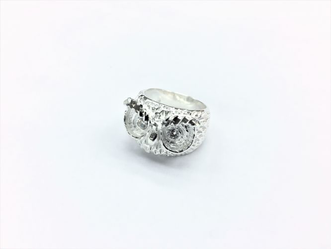 <p>Anillo De Plata Y Cubics Buho</p>
