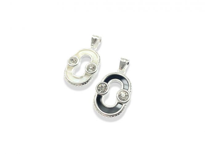 <p>Dije de Acero Blanco Calado Ovalado Mediano Blanco y Negro</p>
