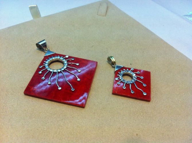 <p>
	Dijes Plata y Oro con Piedra</p>
