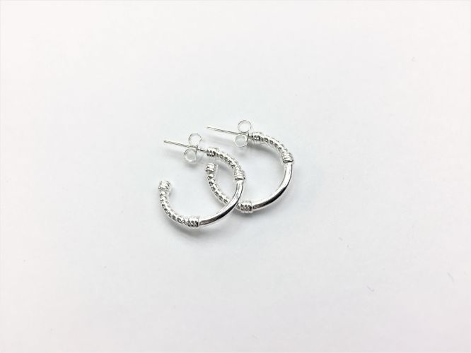 <p>Aros De Plata Media Argolla Trabajada</p>
