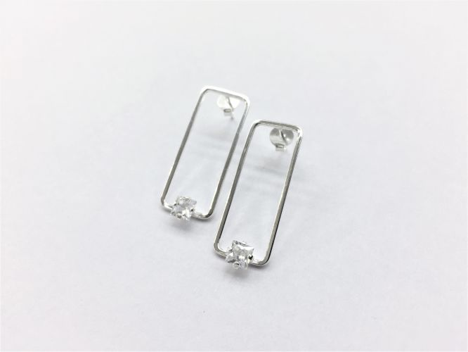 <p>Aros De Plata Rectangulo Calado Con Cubic</p>
