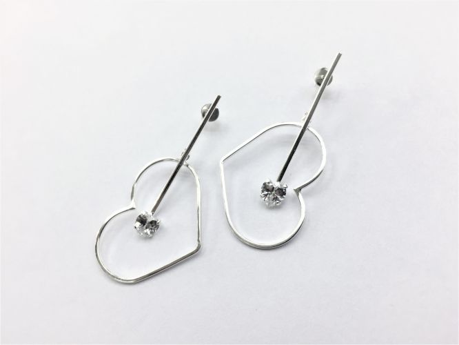 <p>Aros De Plata Largo Con Corazon Y Cubic</p>
